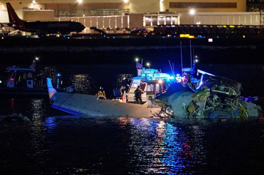 CRUSHING SCENE Emergency response units assess the wreckage of an aircraft in the Potomac River, near Ronald Reagan Washington Airport, in Arlington, Virginia, on Jan. 30, 2025. GETTY IMAGES PHOTO VIA AFP